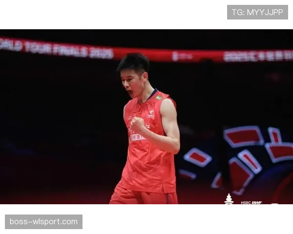 李诗沣训练完直接瘫在场边啃蛋白棒，这自律我真扛不住