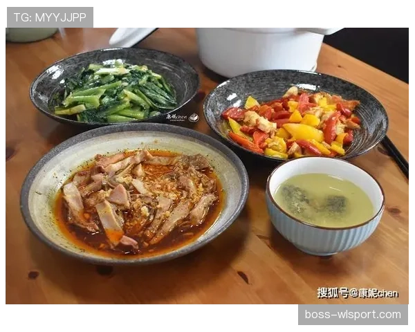 石智勇训练完直接啃鸡胸肉，这自律看得我饭都吃不香了