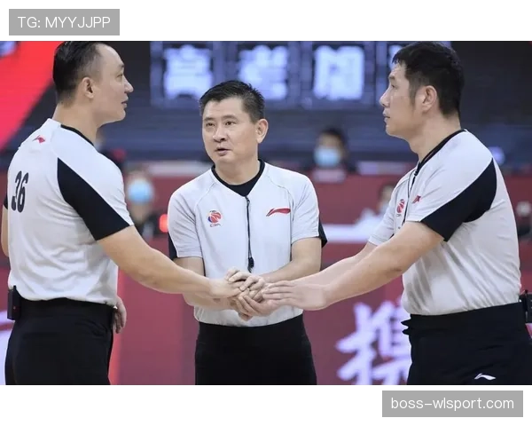 篮下空中对抗判罚要点解析：判断尺度与吹罚时机详解